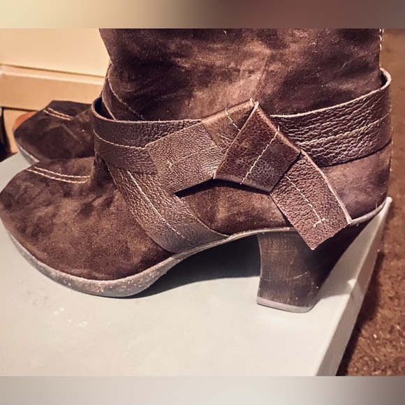 Naya Artemis Women's Tan Suede Peep Toe Heeled Ankle Booties Size 8.5 EUC - Picture 5 of 8